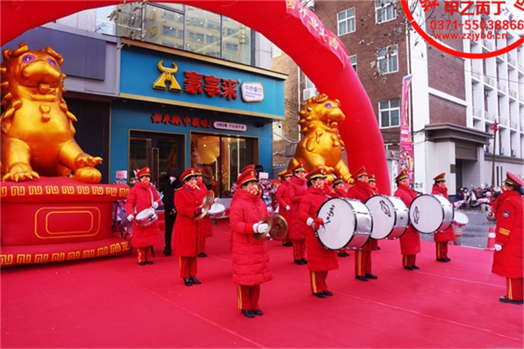 河南郑州大型开业庆典礼仪活动策划公司甲乙丙丁豪享来餐厅花园店开业庆典剪彩仪式现场郑州军乐队表演.jpg