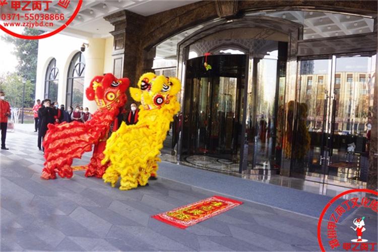 河南郑州大型开业庆典礼仪活动策划公司甲乙丙丁中州皇冠假日酒店新春开工舞狮表演庆典仪式现场.jpg