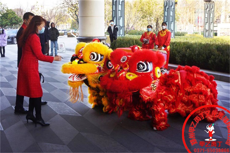 河南郑州大型开业庆典礼仪活动策划公司甲乙丙丁中州皇冠假日酒店新春开工舞狮表演庆典仪式舞狮表演点睛仪式现场.jpg