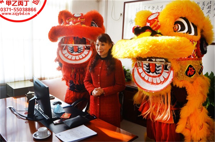河南郑州大型开业庆典礼仪活动策划公司甲乙丙丁中州皇冠假日酒店新春开工舞狮表演庆典仪式郑州开工仪式舞狮队现场.jpg