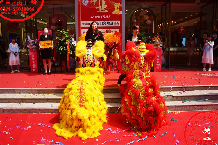 河南郑州大型开业庆典礼仪活动策划公司甲乙丙丁郑州老凤祥银楼周大生珠宝大旺城店开业剪彩仪式舞狮表演现场8.jpg