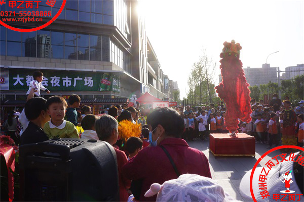 河南郑州大型开业庆典礼仪活动策划公司甲乙丙丁郑州大都市夜市广场开业演出舞狮表演现场1.jpg