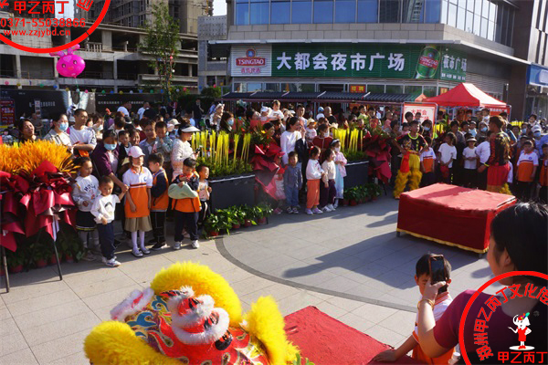 河南郑州大型开业庆典礼仪活动策划公司甲乙丙丁郑州大都市夜市广场开业演出舞狮表演现场3.jpg