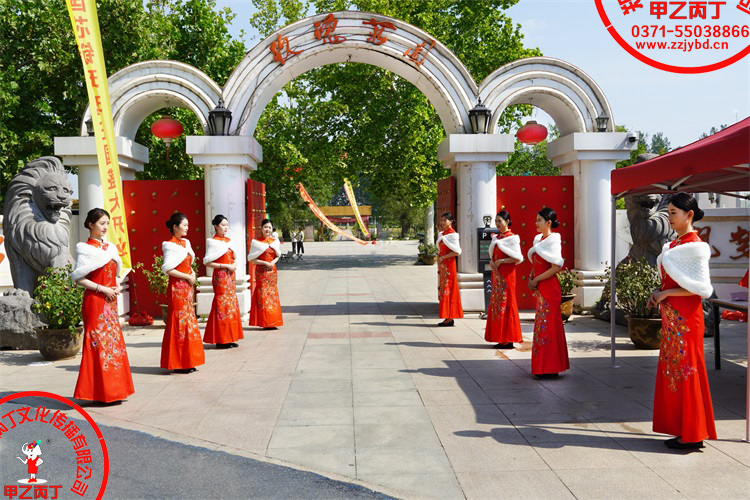 郑州玫瑰庄园盛大开业郑州庆典礼仪会议活动策划公司郑州礼仪小姐迎宾现场1.jpg 郑州玫瑰庄园盛大开业郑州庆典礼仪会议活动策划公司郑州礼仪小姐迎宾现场1.jpg